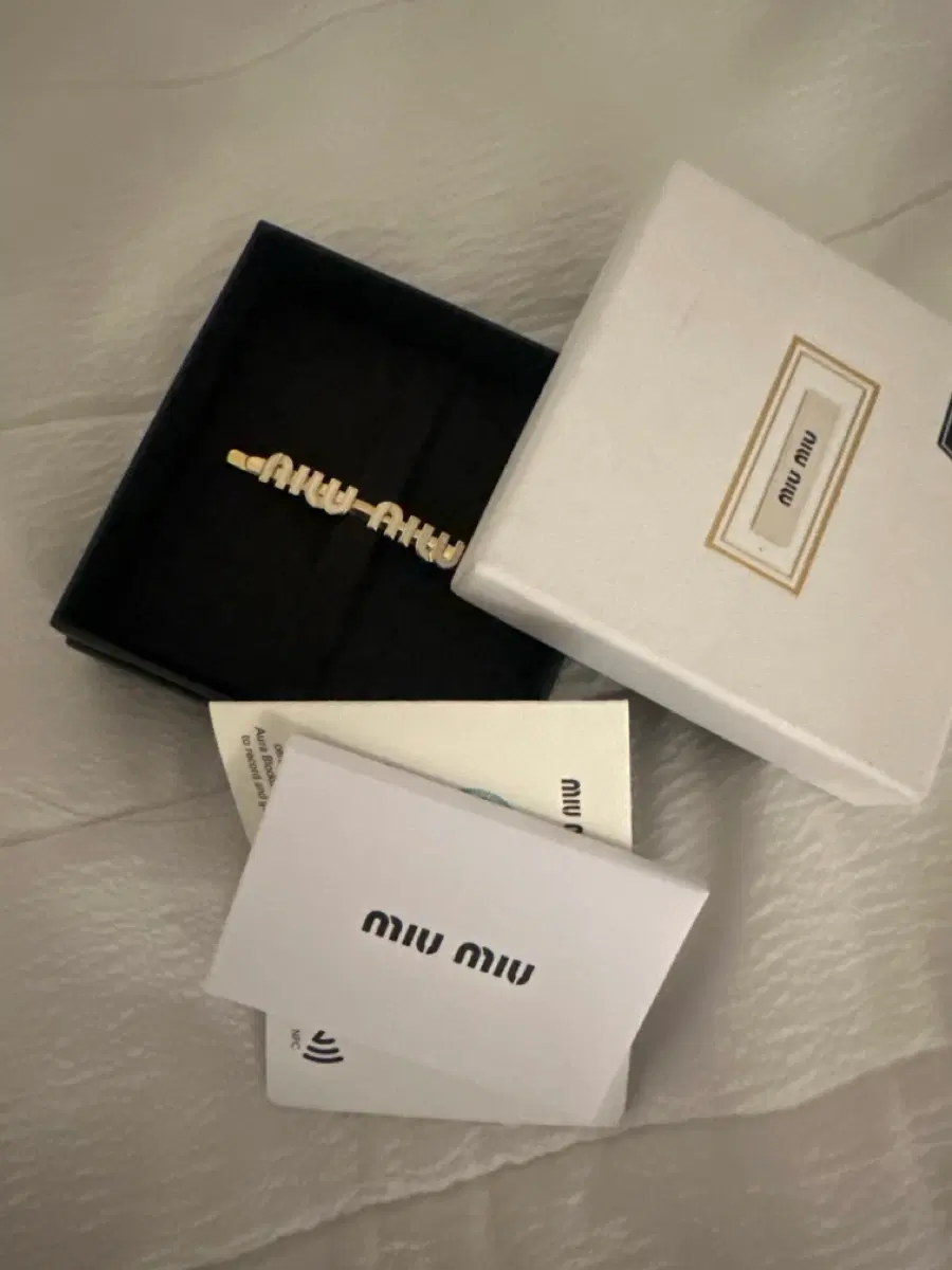 미우 미우 에나멜 메탈 헤어 클립