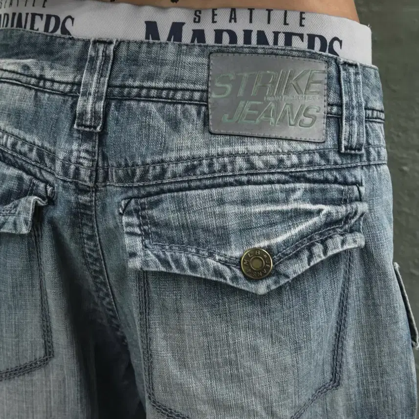 Sagging Detail Denim Short Pants