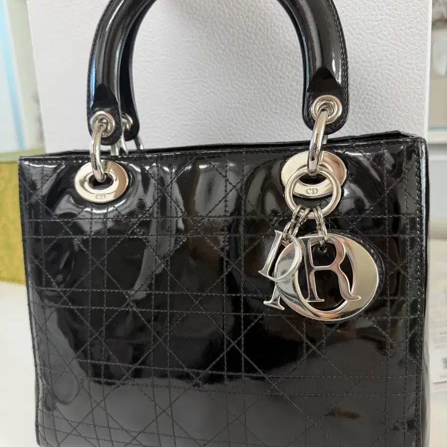디올 (Dior) 페이던트 까나쥬 레이디백 미디움 블랙 / 은장
