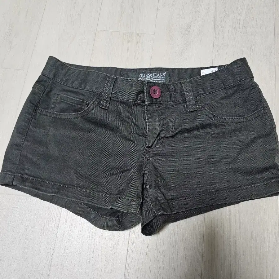 GUESS 게스 블랙 데님 숏팬츠 25