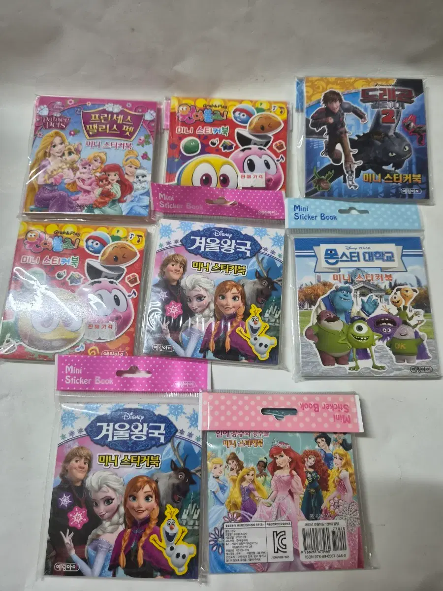 디즈니 겨울왕국 몬스터대학교.프리센스펠리스펫드등..미니 스티커북 8종 미개봉 입니다 일괄입니다