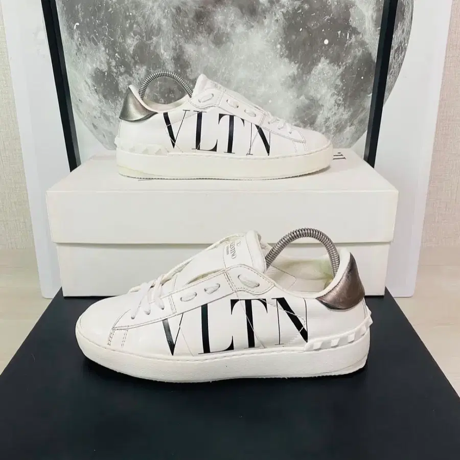 발렌티노 vltn 스니커즈