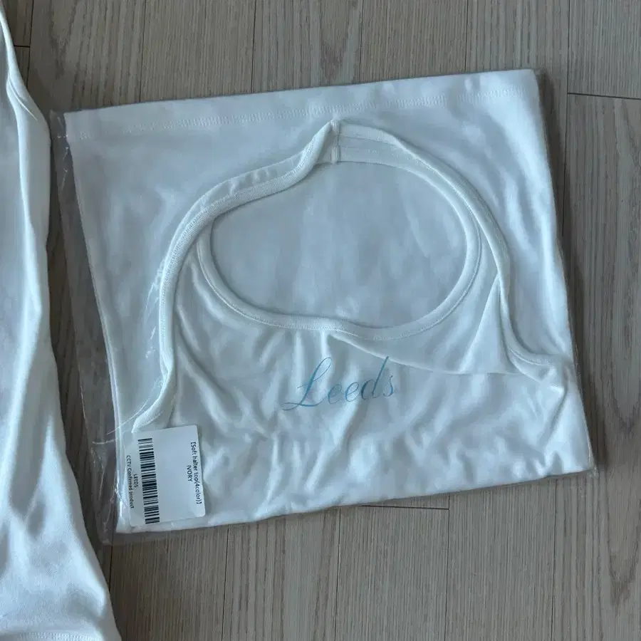 샵리즈 leeds 홀터넥 나시 새상품 soft halter top 아이보리