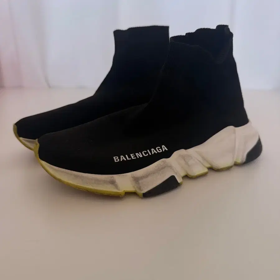 발렌시아가(Balenciaga)의 스피드 러너 235
