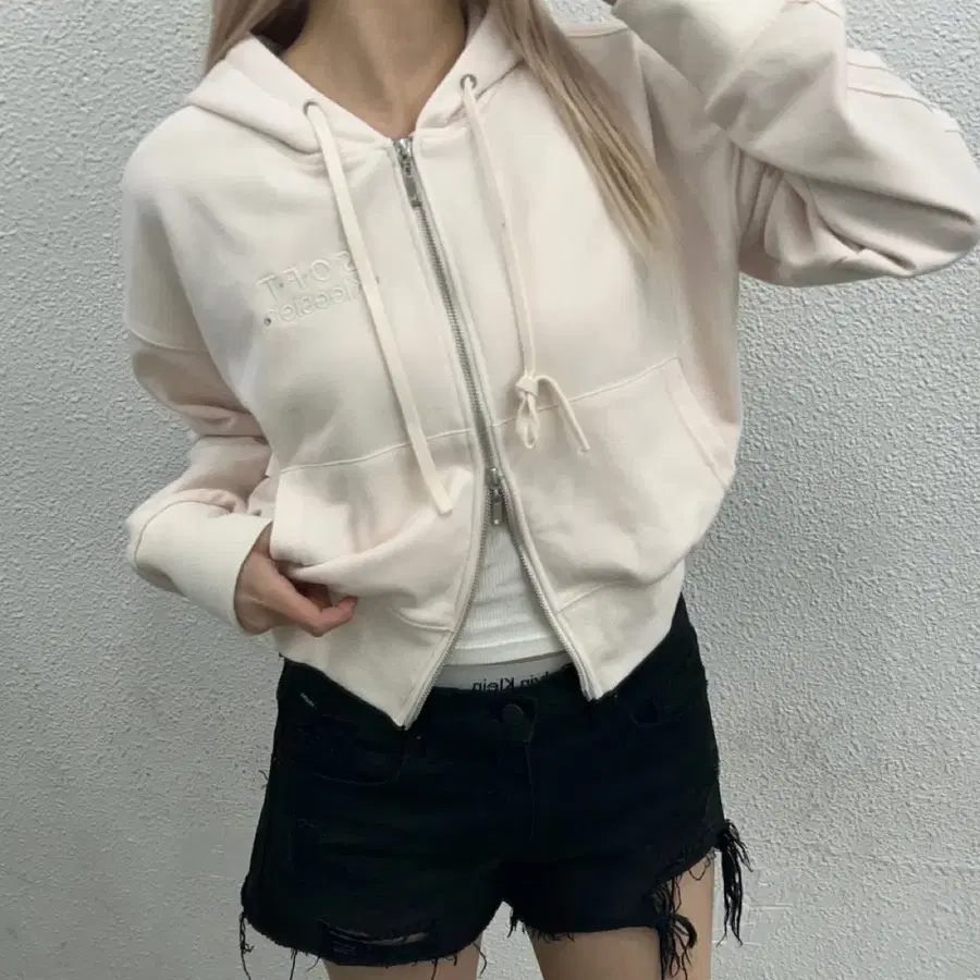 클리시어 딸기우유맛 크롭 후드집업