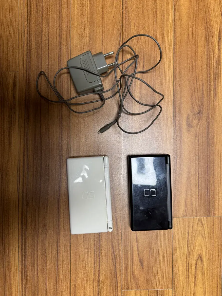 닌텐도 DS Lite 본체 2개 및 충전기 (일괄)