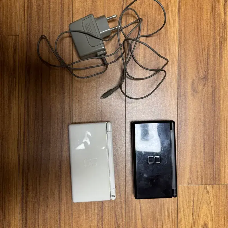 닌텐도 DS Lite 본체 2개 및 충전기 (일괄)
