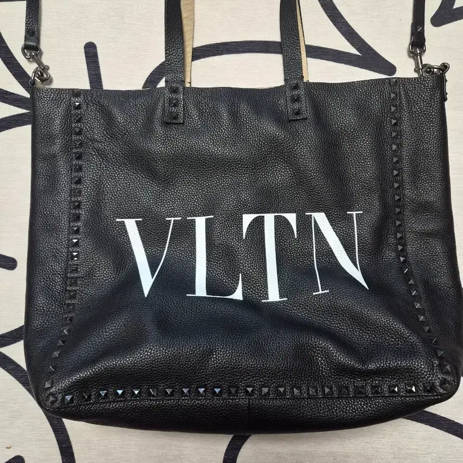 발렌티노 VLTN 토트백 블랙