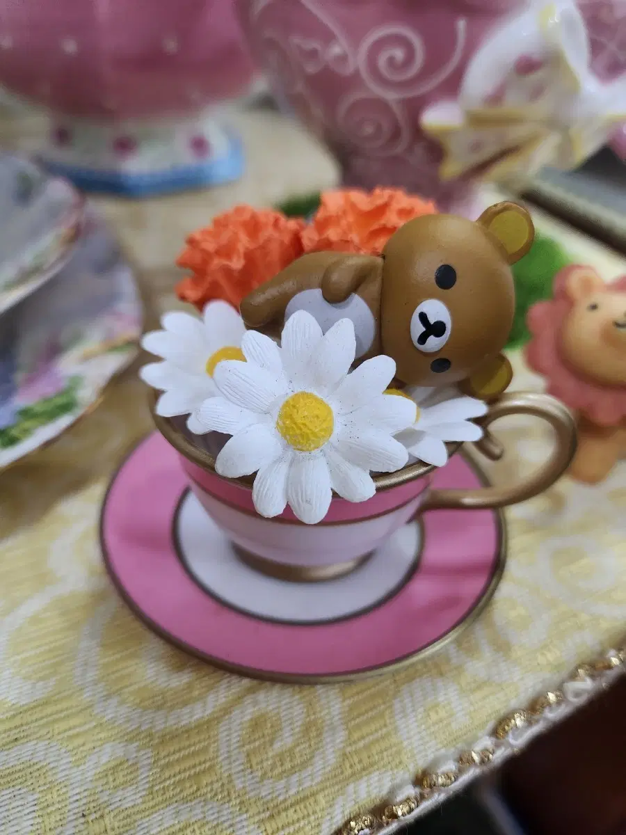 리락쿠마 찻잔 꽃 장식