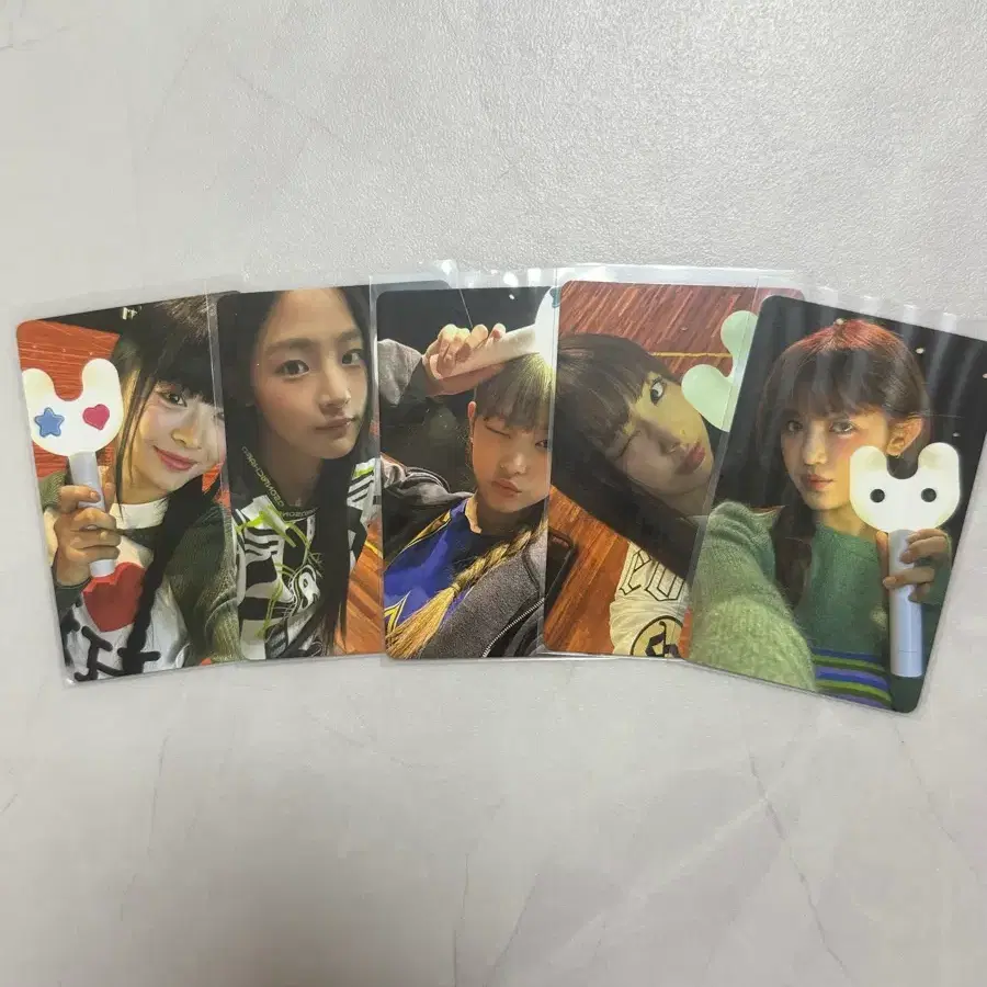뉴진스 응원봉 포카 판매합니다!원하시면 응원봉도 같이 팔아요!