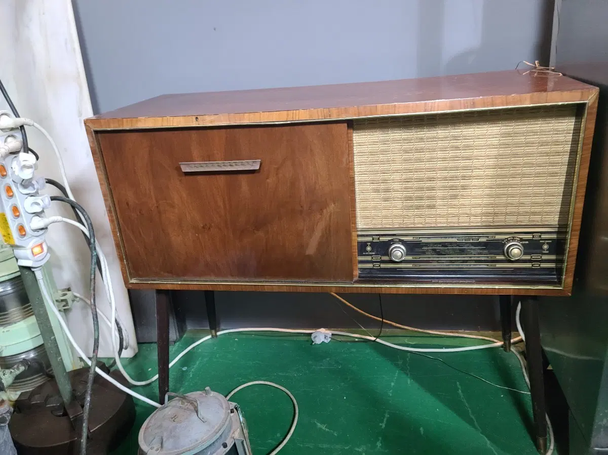 Philips F4G92A 진공관 라디오 장전축