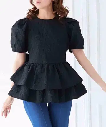 Myu 플라워 엠보싱 2단 프릴 블라우스 블랙