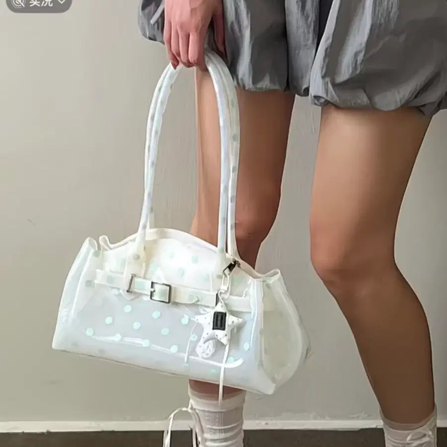 투명 도트 숄더백