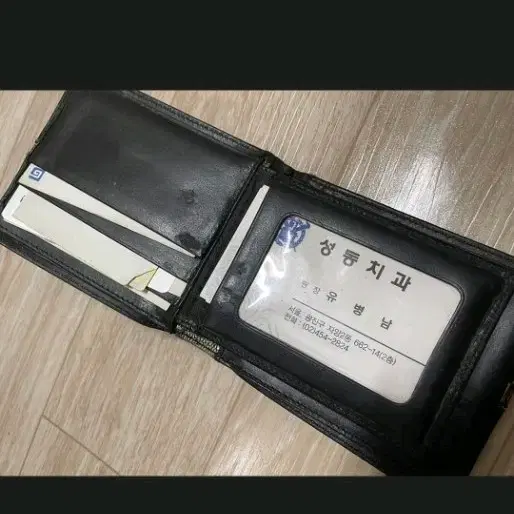 낡은 검은색 남자지갑 사요