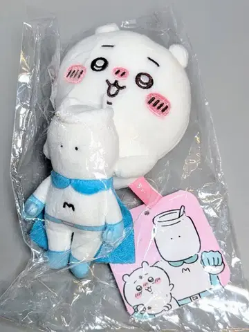 그레이 후드티 서비스 데스크탑에서 지켜보는 봉제 인형 치이카와 (먼작귀) 무챠우만과 치이카와