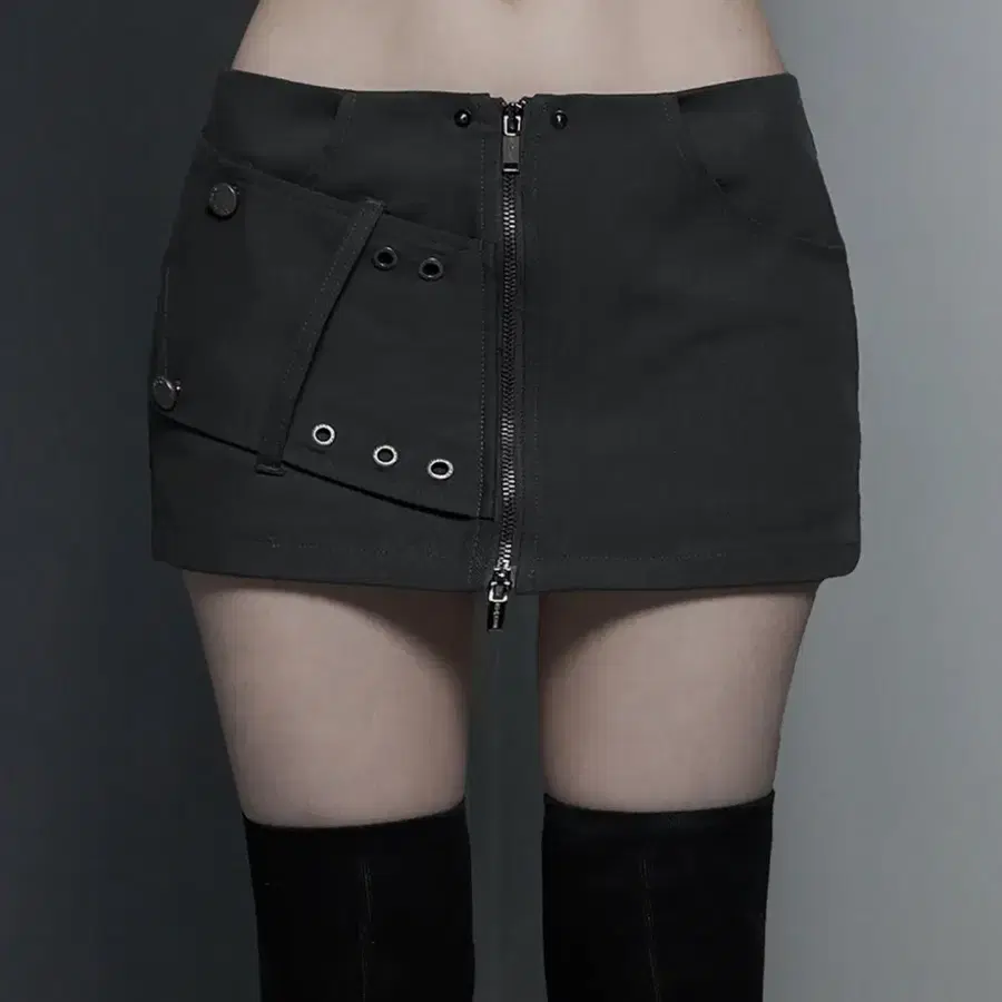 새상품/ 에트오소메 Front Zip Belt Detail Mini Skirt (Dark Gray)