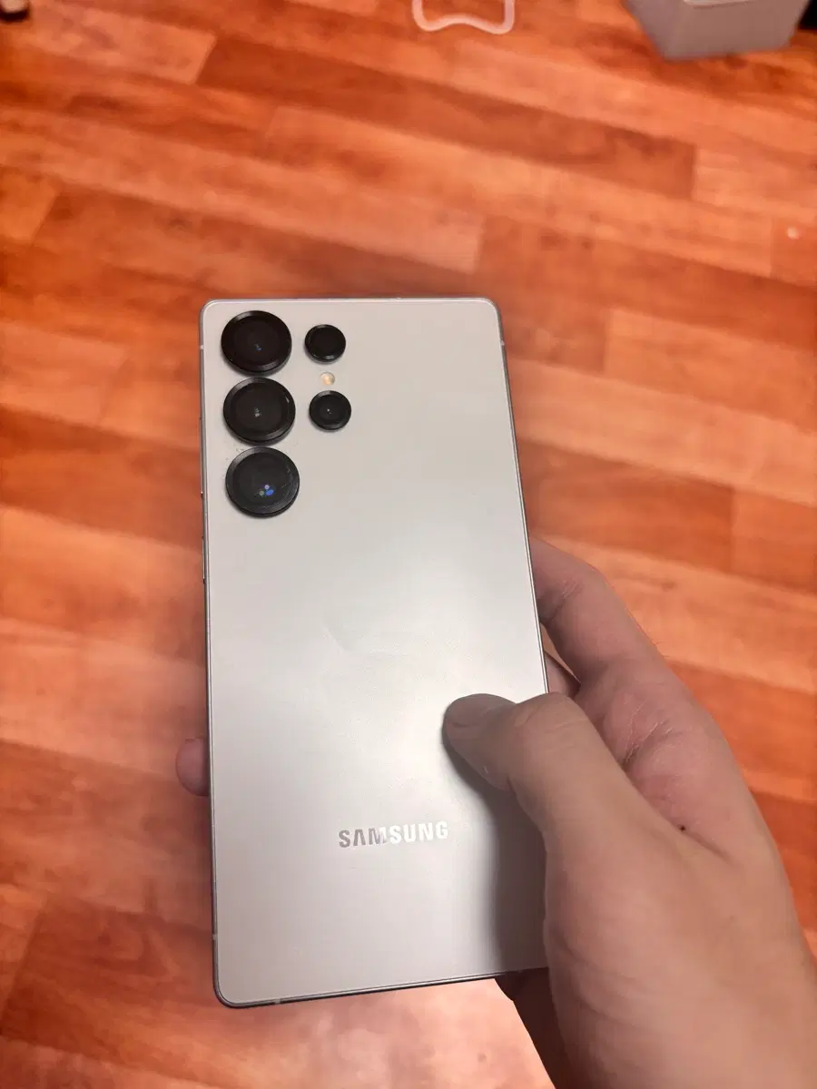 삼성 갤럭시 S25 울트라 256GB 화이트 색상 팔아요.