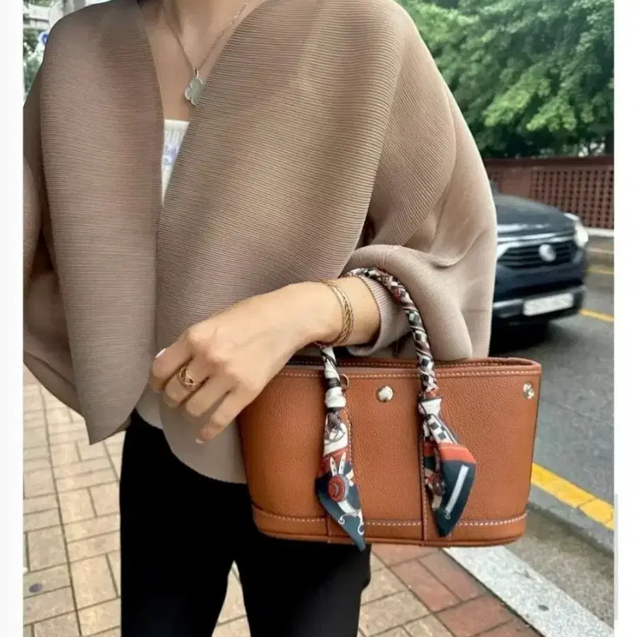 어느 가든25 도트숄더백 - 카멜