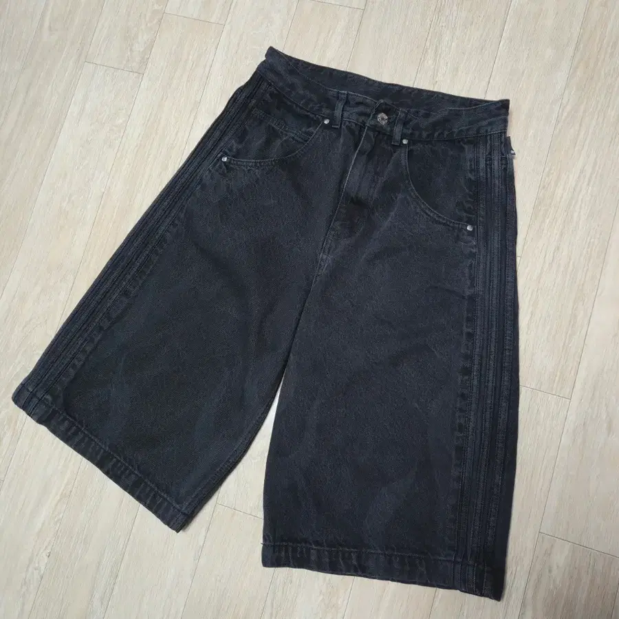 아디다스 삼선 플레임 데님 버뮤다 팬츠 숏츠 흑청 블랙