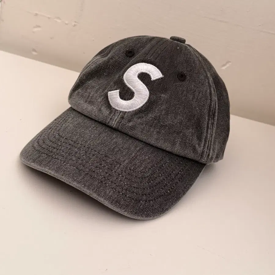 슈프림(SUPREME) 피그먼트 코티드 S 로고 6-패널