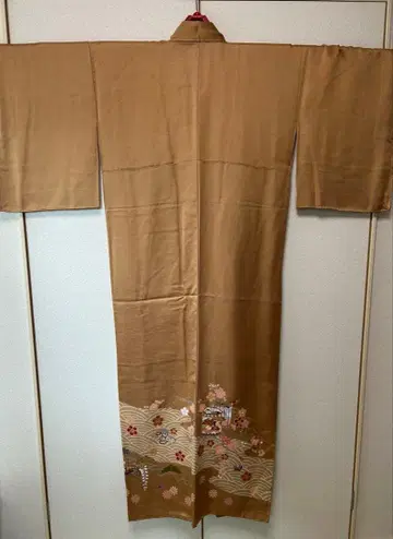 호몬기 순수 실크 겨자색 금빛 갈색 바탕 무늬 물결 꽃 문양 고전 문양 고급 기모노