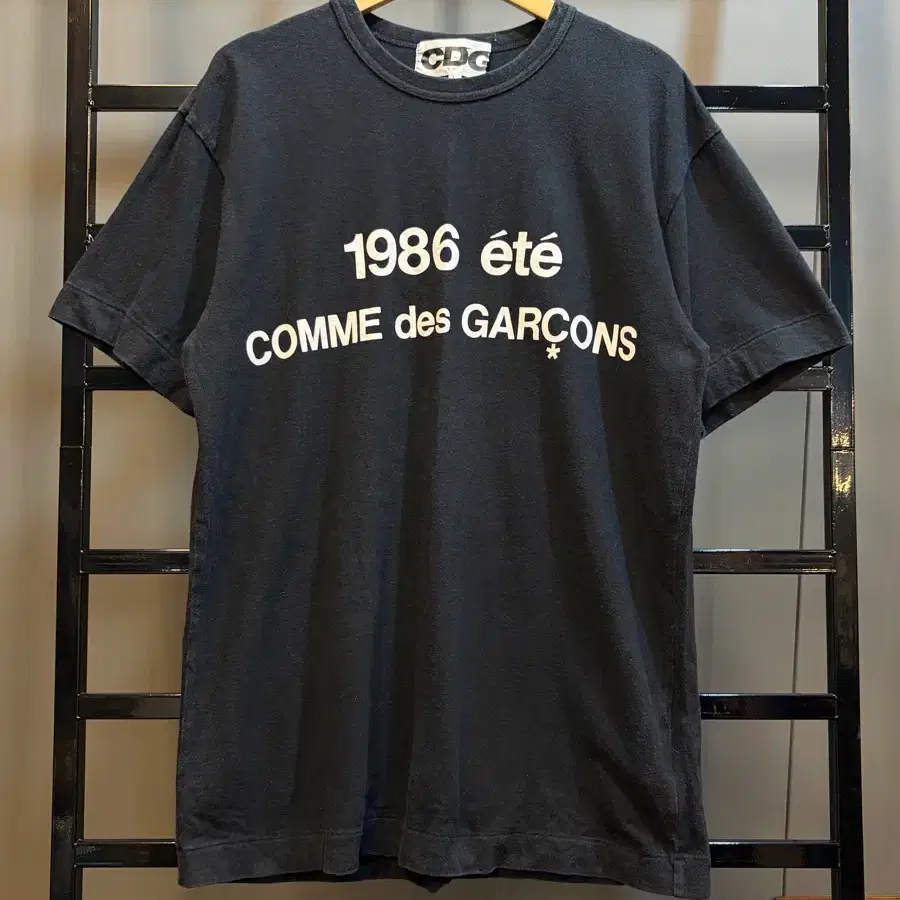 [L] 꼼데가르송 CDG 1986 로고 반팔티셔츠 블랙 8.9