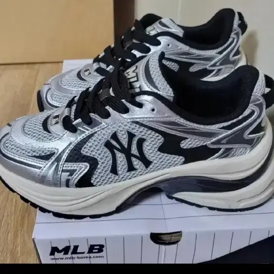 mlb커브러너 런닝화 새상품 풀박스판매해요.진짜저렴히요!!