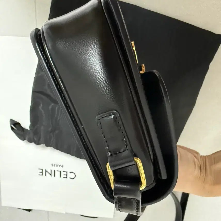 셀린느 틴 트리옹프 백 블랙 사진 5