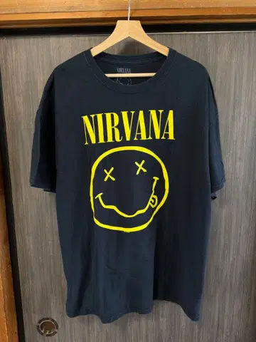 NIRVANA 스마일 프린트 T셔츠 블랙