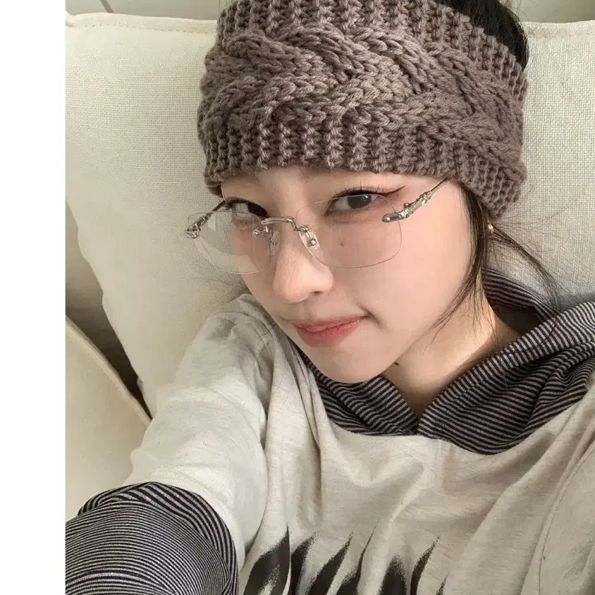 브라운 색상 니트 헤어밴드