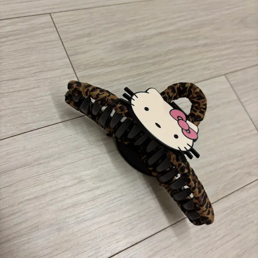 새상품 헬로키티 레오파드 집게핀 헤어핀