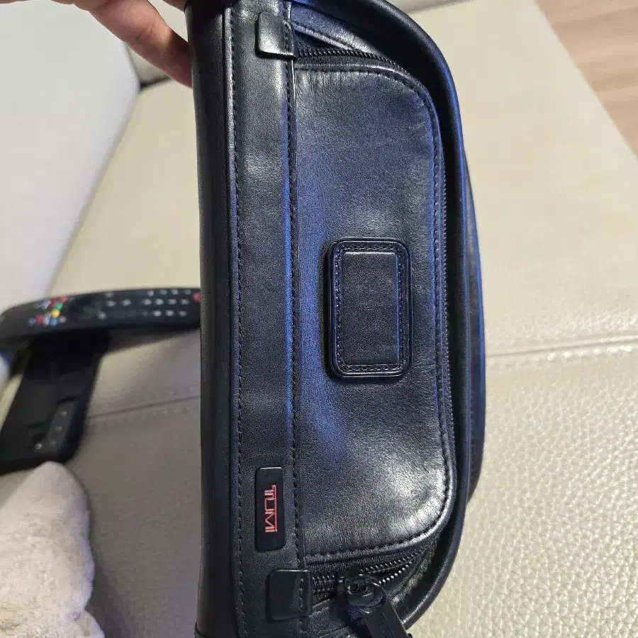 투미(TUMI) 92195DH 클래식 알파 가죽 파우치 판매합니다