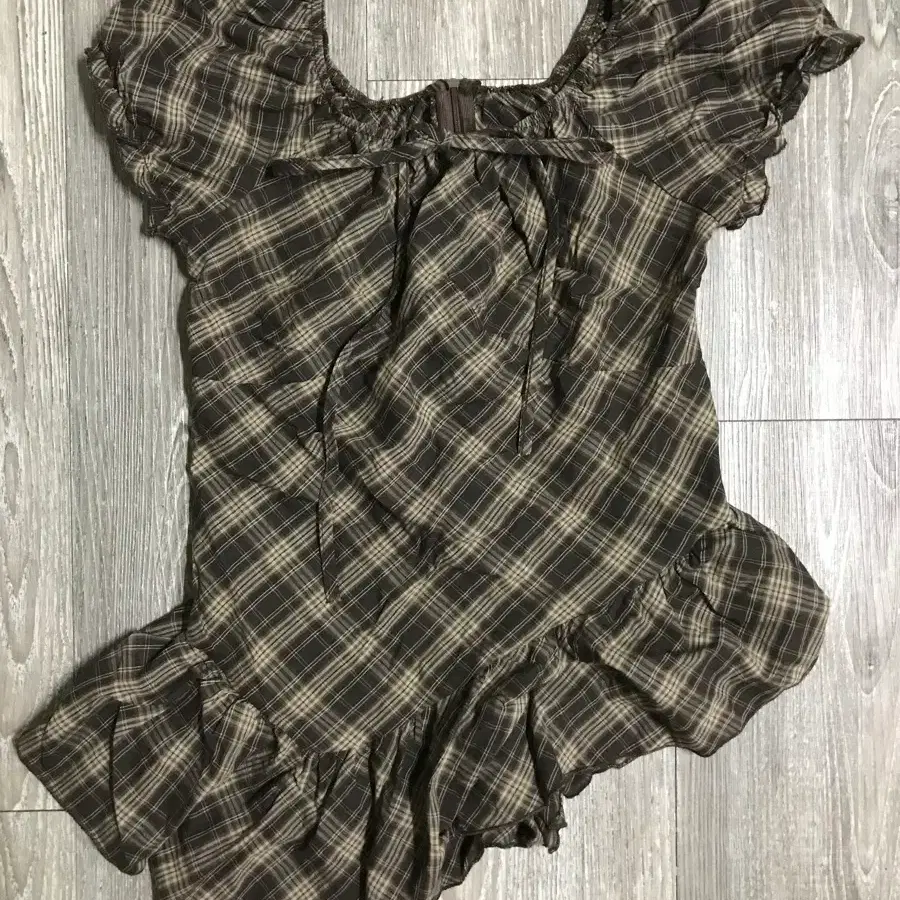 체크 무늬 프릴 블라우스