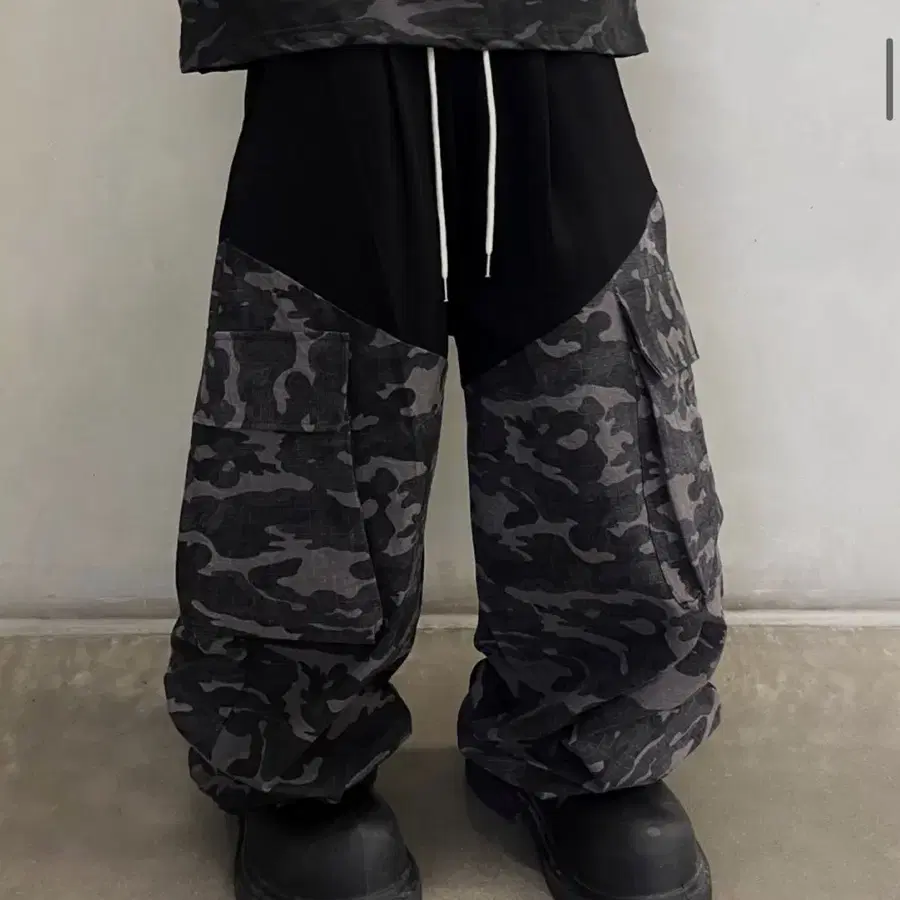 브이라인 카모 배색 팬츠