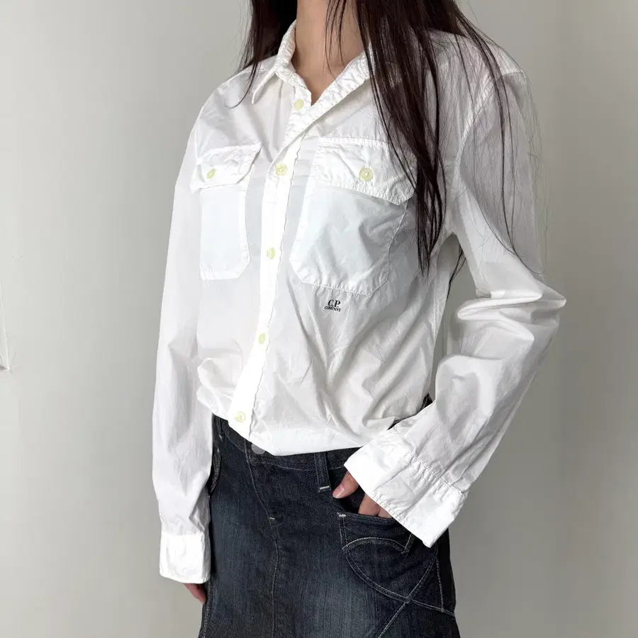 CP컴퍼니 화이트 로고 프린팅 셔츠