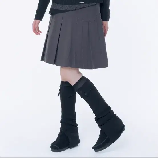 미세키서울 Pleats line pocket midi skirt CHARCOAL