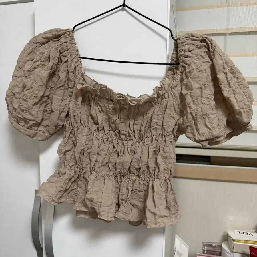 국내생산 셔링 반팔 블라우스 베이지