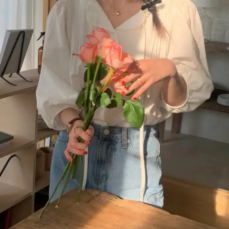 프렌치오브 셔링 프릴 블라우스