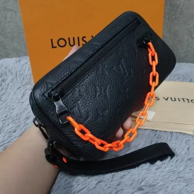 루이비통 버질아블로 파우치 삽니다