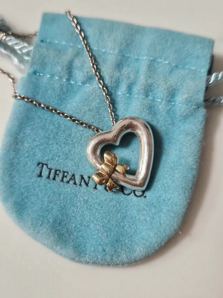 티파니앤코 리본하트 18k 골드 실버 목걸이
