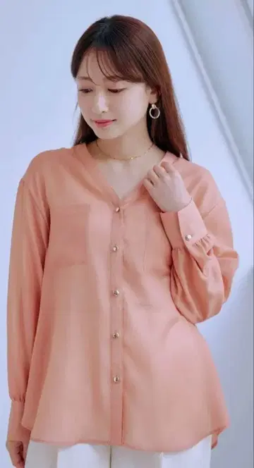 [COHINA] V넥 더블 포켓 시어 셔츠