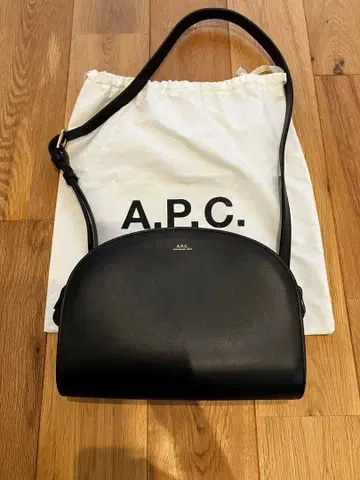 A.P.C. 하프문 백 블랙