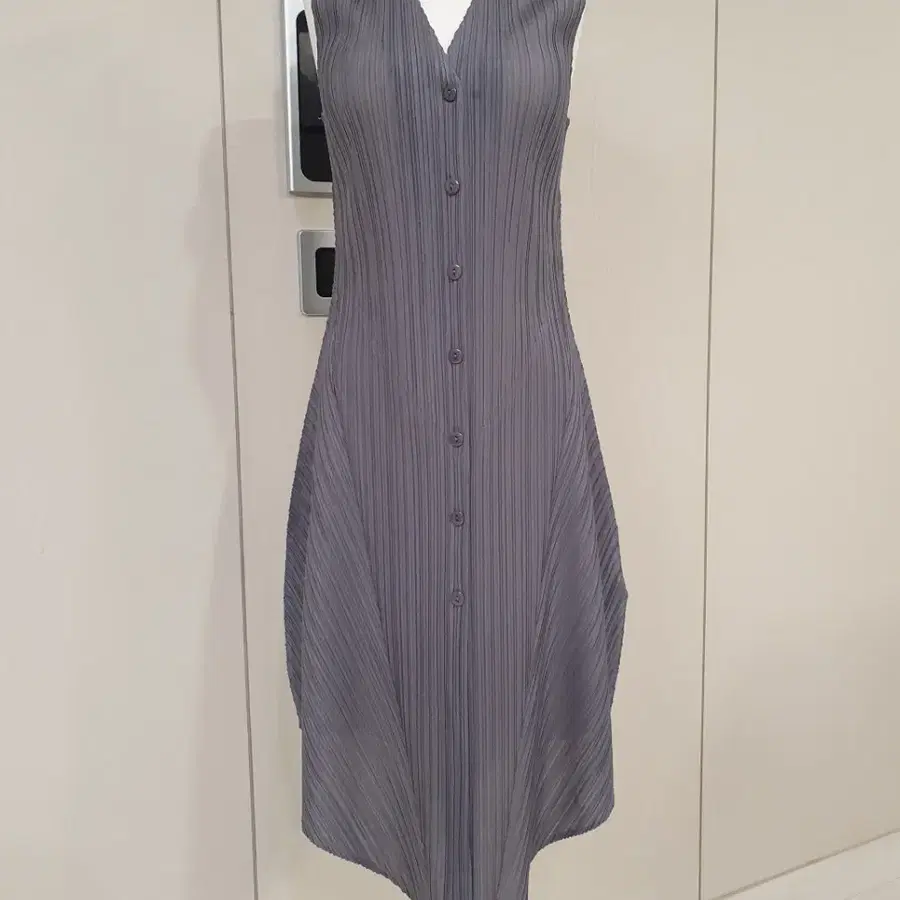 플리츠 민소매 브이넥 롱 원피스 그레이