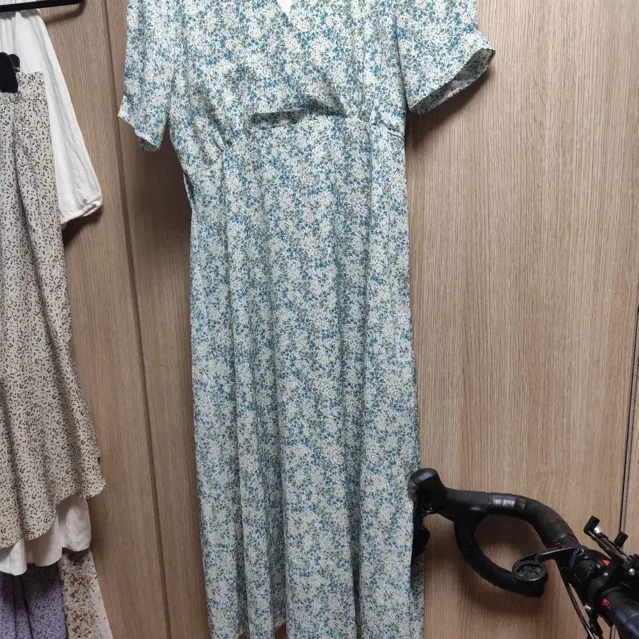 연그린색 꽃무늬 반팔 브이넥 롱 원피스