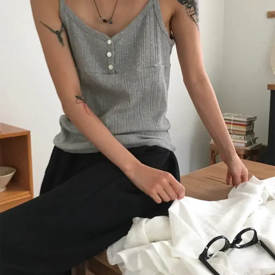데일리쥬 리오레 레이어드 버튼 브이넥 끈 나시 판매합니다!