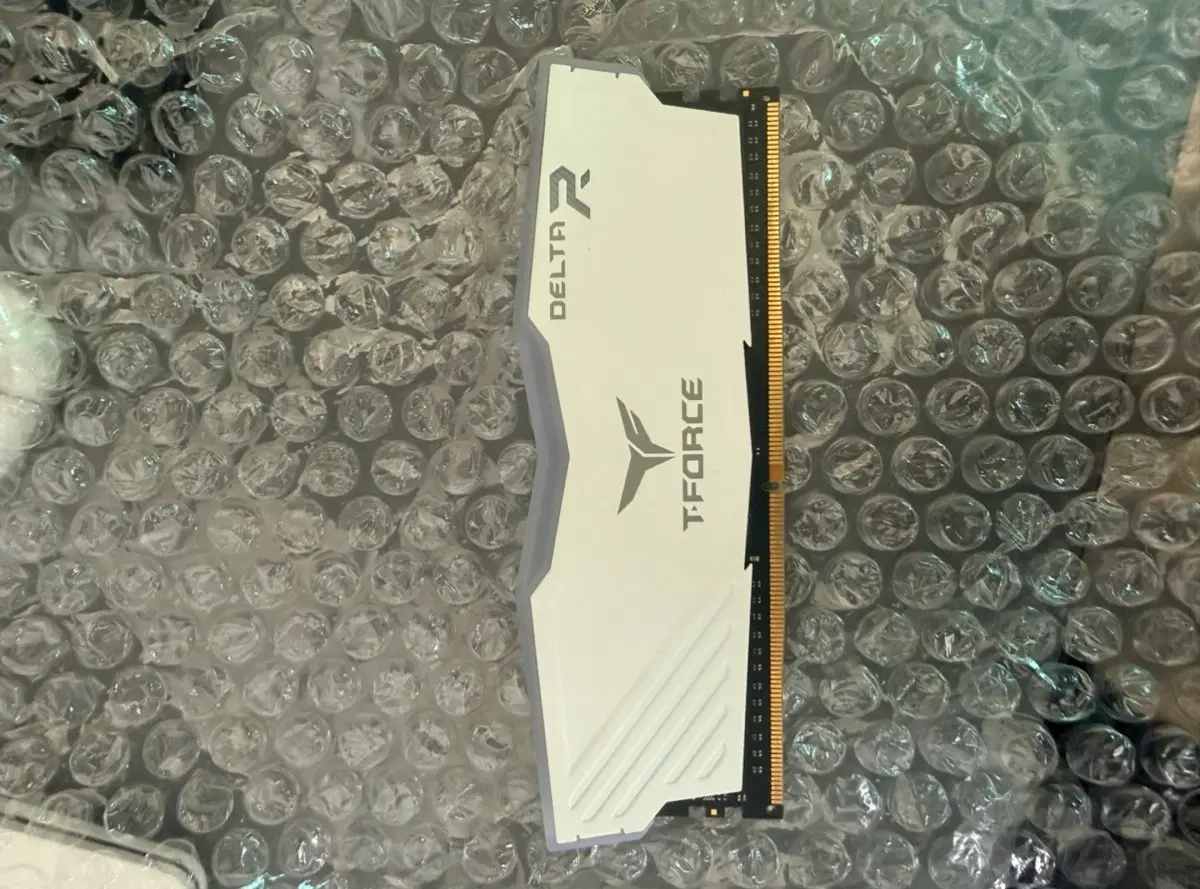 팀그룹 T-FORCE DELTA DDR4 RAM 8GB 화이트