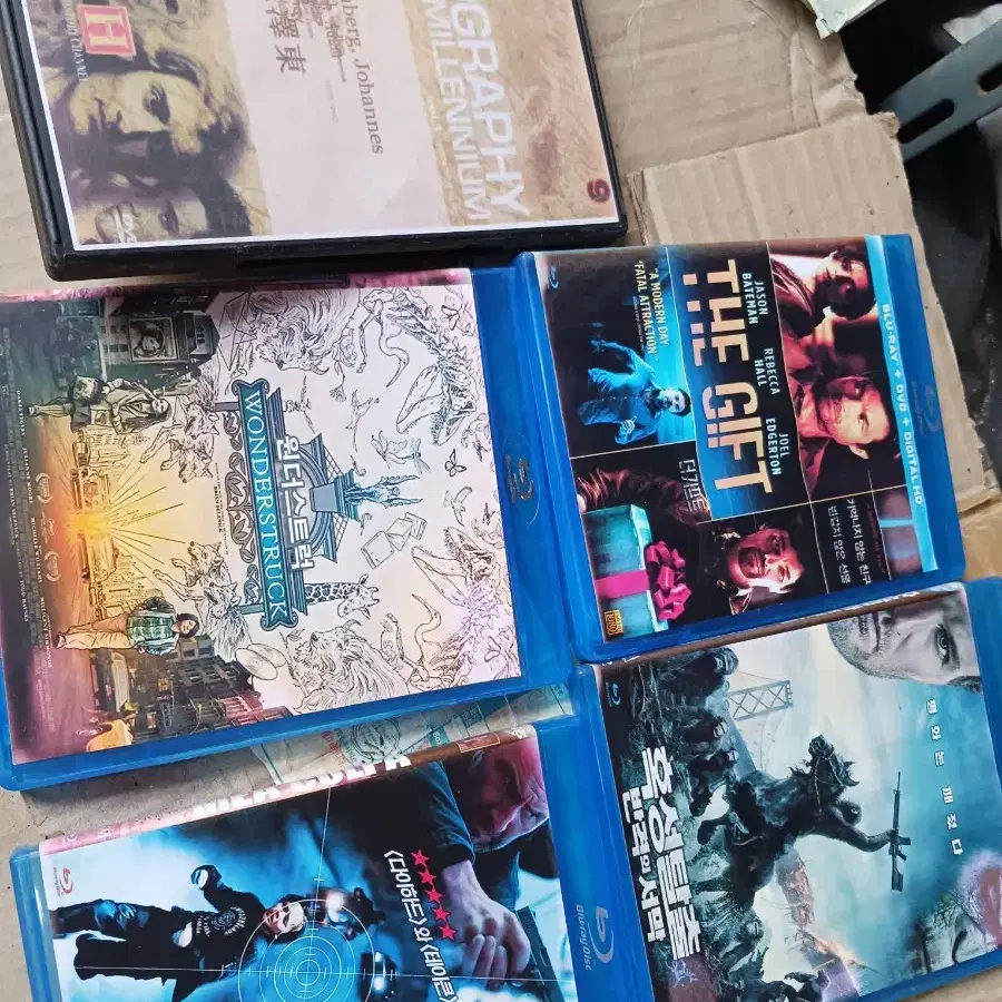 DVD, Blu-ray 영화 다수 (더기프트, 혹성탈출, 원더스트럭 등)각종 영화 DVD케이스와 표지만 있음