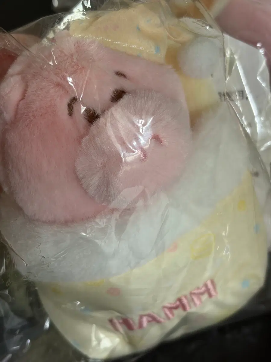 이불덮고있는 베이비 햄 인형키링