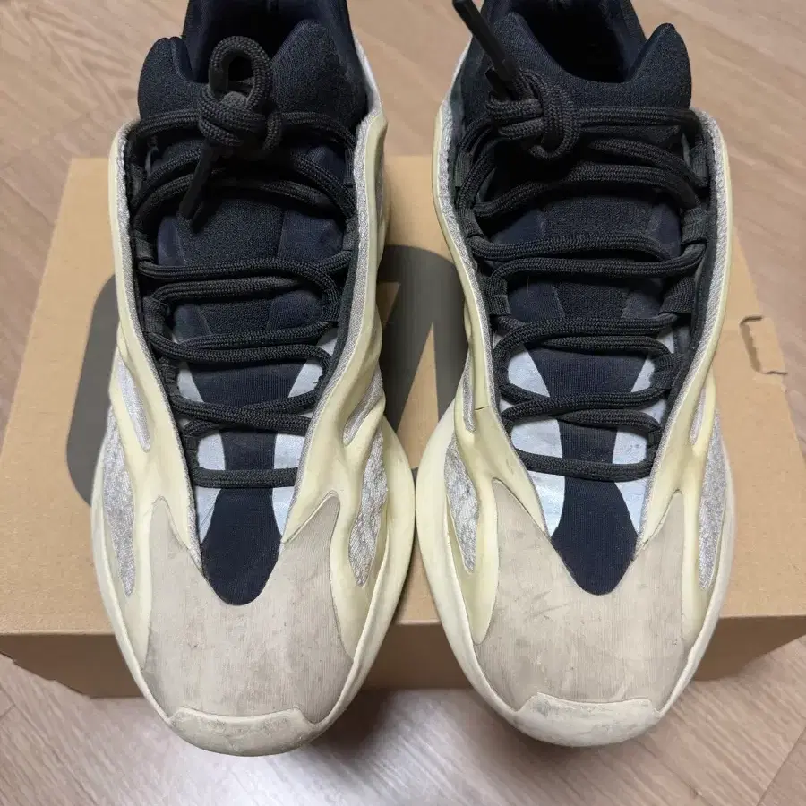 아디다스 이지 700 v3 azael 2023 275