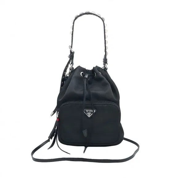 Prada(프라다) 1BE027 2BYB F0D9A 블랙+레드 스터드 버킷백 2WAY